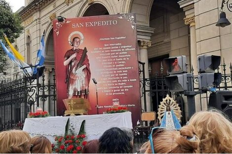 Miles de fieles se acercan al santuario de San Expedito en Balvanera. Imagen. @agenciaica.