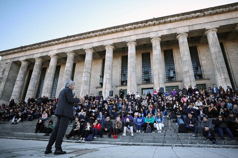 El decano de la 
Facultad de Derecho de Buenos 
Aires, Leandro Vergara, da una 
clase en la calle en el 
período previo a un paro 
nacional el 23 de abril, 
contra la política de recortes 
en la educación pública del 
presidente Javier 
Milei (Fuente: NA)