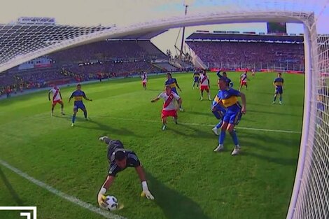 ¿Entró toda la pelota en el gol anulado a River? Se conoció el audio del VAR