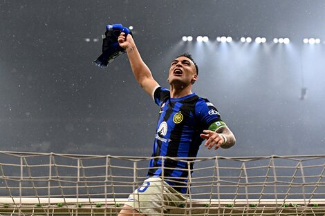 Un eufórico "Toro" Martínez celebra un nuevo título con el Neroazzurro.