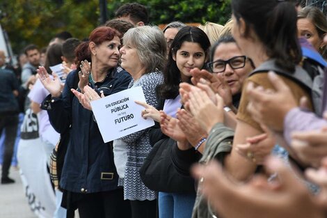 Un abrazo a la Facultad de Medicina en el marco de las jornadas de lucha que culminarán hoy.  (Fuente: Sebastián Granata)