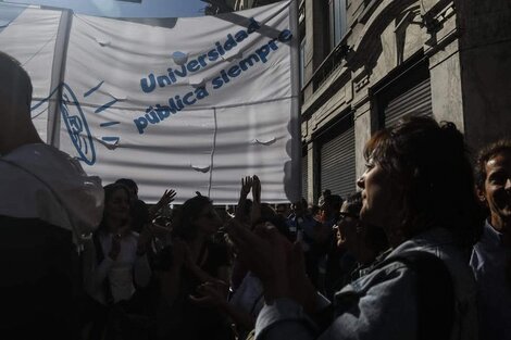 Una multitud marchó para frenar el ajuste de Milei