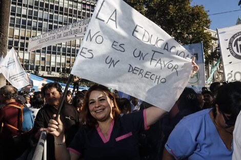 Carteles, banderas y una licuadora gigante: las frases y el color en la marcha universitaria