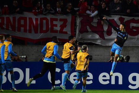 Nathan Fernandes salta para festejar su gol (Fuente: Fotobaires)