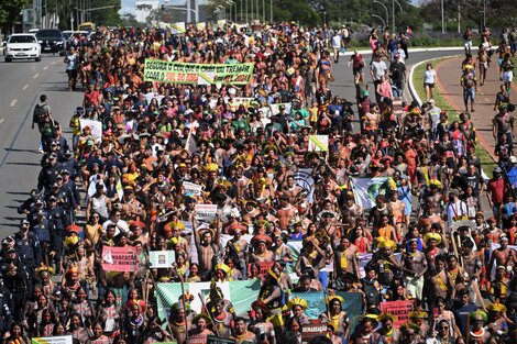 Masiva protesta indígena en Brasil por la demarcación de sus tierras ancestrales (Fuente: AFP)