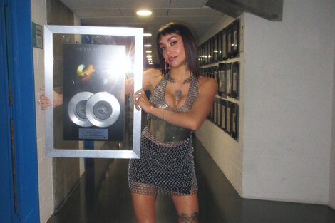 María, junto a los discos que le robaron y que luego la PSA pudo recuperar. X: @MariaBecerra22.