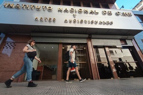 Abrazo al INCAA en defensa del cine nacional