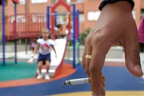 En Mendoza prohíben fumar en plaza y parques y cerca de las escuelas