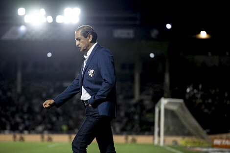 Ramón Díaz salió cabizbajo tras la goleada sufrida por su equipo (Fuente: AFP) (Fuente: AFP)