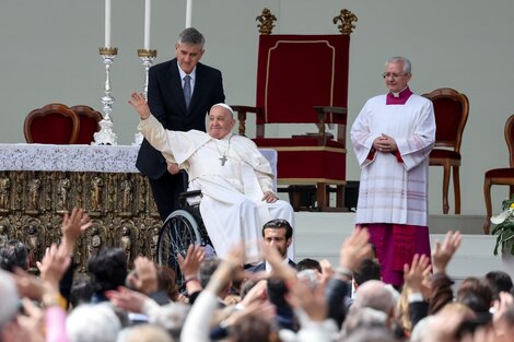 El papa Francisco visitó una exposición en una cárcel de mujeres durante la Bienal de Venecia