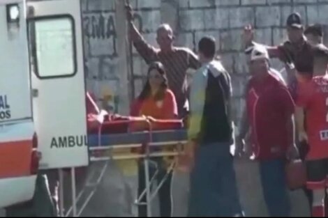 Tragedia en el fútbol: un jugador murió tras golpearse la cabeza con una pared . Imagen: captura de video