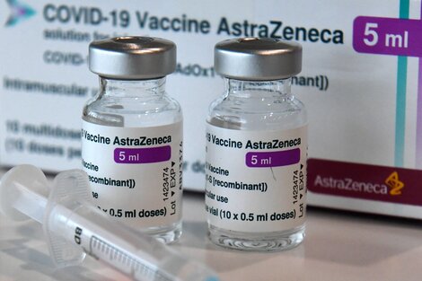 Covid: AstraZeneca admitió que su vacuna puede tener "un efecto secundario raro"