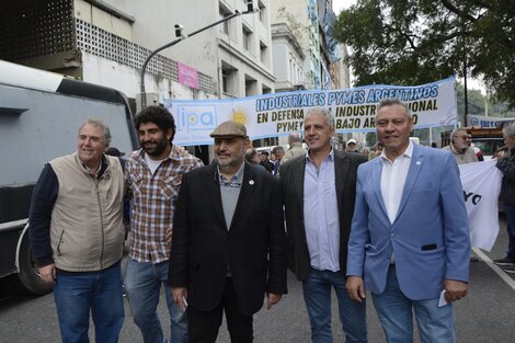 Rosato junto a referentes de  Industriales PyMEs Argentinos (IPA) en la marcha del 1 de mayo. 