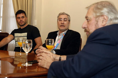 Valentini, secretario de Cultura, junto a autoridades de Fundación El Libro.