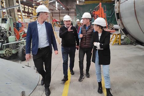 Lewandowski y el diputado Miguel Rabbia en la visita a una industria en El Trébol.