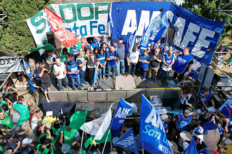 Los docentes vuelven a las calles para reclamar por aumento salarial.