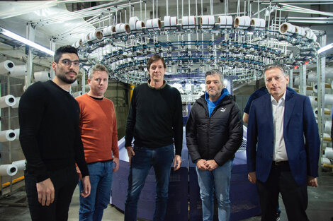 Fernando Gray junto con Juan Zabaleta y Facundo Moyano recorrieron una fábrica textil afectada por la fuerte caída de la actividad económica