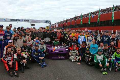 La trompa de la Chevy violeta de Traverso rodeada de sus pares, pilotos de TC.