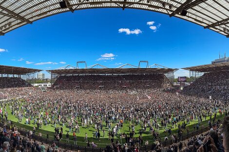 Los hinchas del St Pauli invaden el campo de juego.