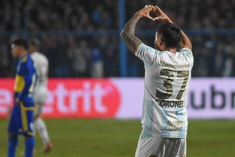 Mateo Coronel festeja su gol en Tucumán