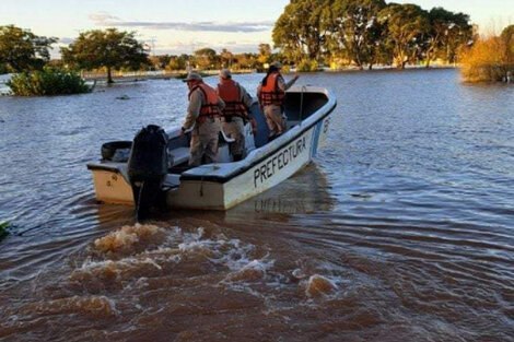 Prefectos asisten a los damnificados por las inundaciones