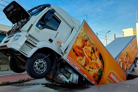 Córdoba: un camión fue "tragado" por el asfalto
