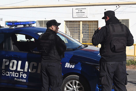 La policìa hace guardia en el jardìn baleado en la zona oeste (Fuente: Sebastián Granata)