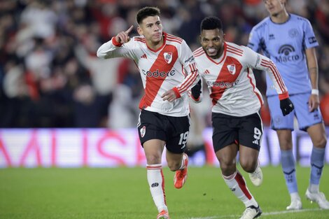 River ganó, gustó y goleó y es líder de la Liga Profesional