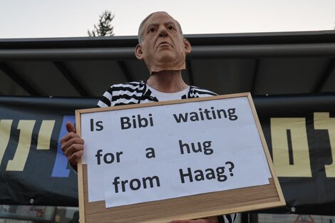 Un manifestante protesta en Jerusalén con una máscara de Netenyahu.