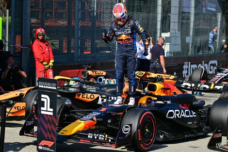 Verstappen subido a su Red Bull luego de hacer la vuelta más rápida (Fuente: AFP) (Fuente: AFP)