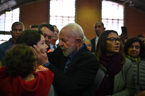  Lula visita a personas que se quedaron sin hogar por la lluvia en São Leopoldo, Río Grande do Sul. 