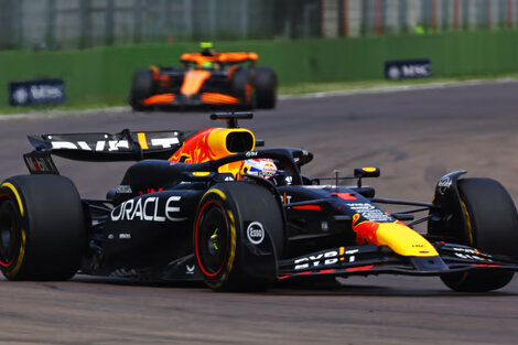 Verstappen cuida la pante ante la presión de Norris.