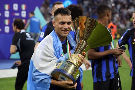 Lautaro Martínez, con el trofeo de campeón