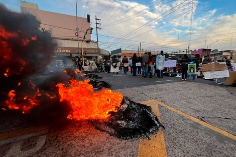 Docentes y policías siguen cortando calles en Misiones