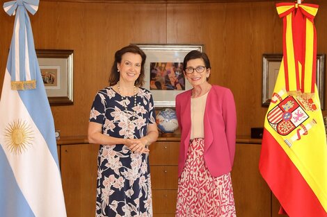 La embajadora española María Jesús Alonso Jiménez junto con la canciller Diana Mondino.