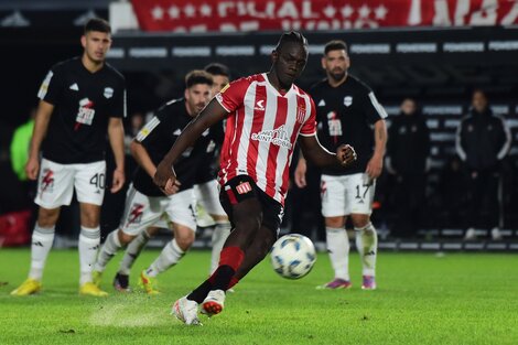 Edwin Cetré y una definición lujosa para el 1-0. (Fuente: Fotobaires)