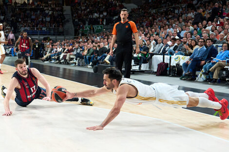 Campazzo vuela en una jugada que dio que hablar en el Real Madrid vs. Baskonia. (Fuente: euroleaguebasketball.net)