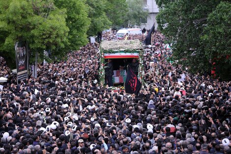 Funeral del presidente Ebrahim Raisi: las imágenes conmovedoras de la multitudinaria despedida en Irán