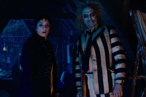 Lydia Deetz (Winona Ryder) y Beetlejuice (Michael Keaton). Imagen: Captura Warner Bros. Pictures.