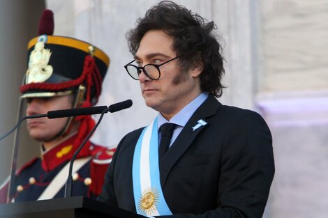 El presidente Javier Milei habla desde el balcón del Cabildo de Cordoba en la celebración por los 214 años de la Revolución de Mayo.