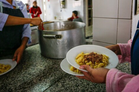 El hambre en los barrios: "La gente se pelea por un plato de comida"