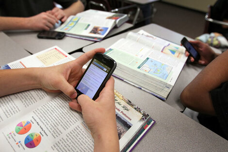 PISA demostró que abusar del celular afecta el rendimiento en clases