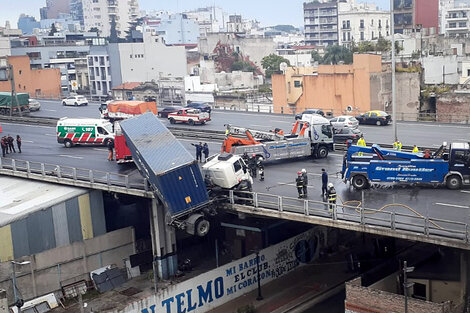 Un camión chocó y quedó colgando de la autopista 25 de Mayo