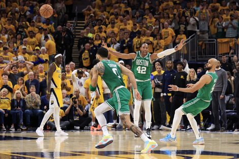 El dominicano Horford (#42), Tatum (#0) y White (#9) festejan un nuevo triunfo agónico.