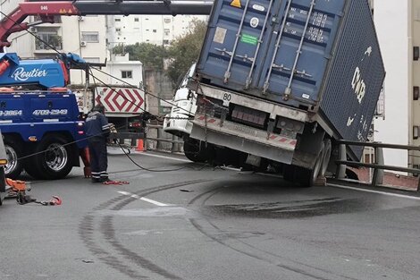 Así fue el momento en que el camión chocó y quedó colgado en la Autopista 25 de mayo