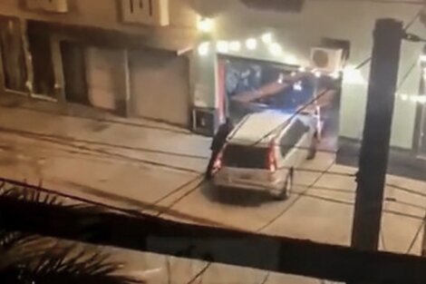 Lo echaron por violento y estrelló su auto contra el frente de un bar