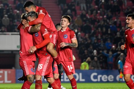 Los jugadores de Argentinos festejan un gol