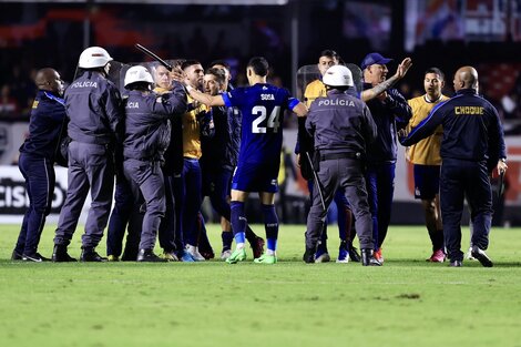 La policía golpeó a los futbolistas de Talleres que le protestaban al árbitro (Fuente: Fotobaires)