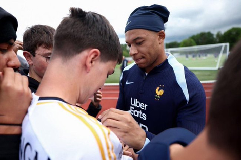 Mbappé firmó una camiseta de Real Madrid: ¿el contrato para cuándo?