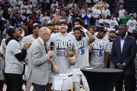 El esloveno Doncic recibe el trofeo al MVP de las Finales del Oeste.